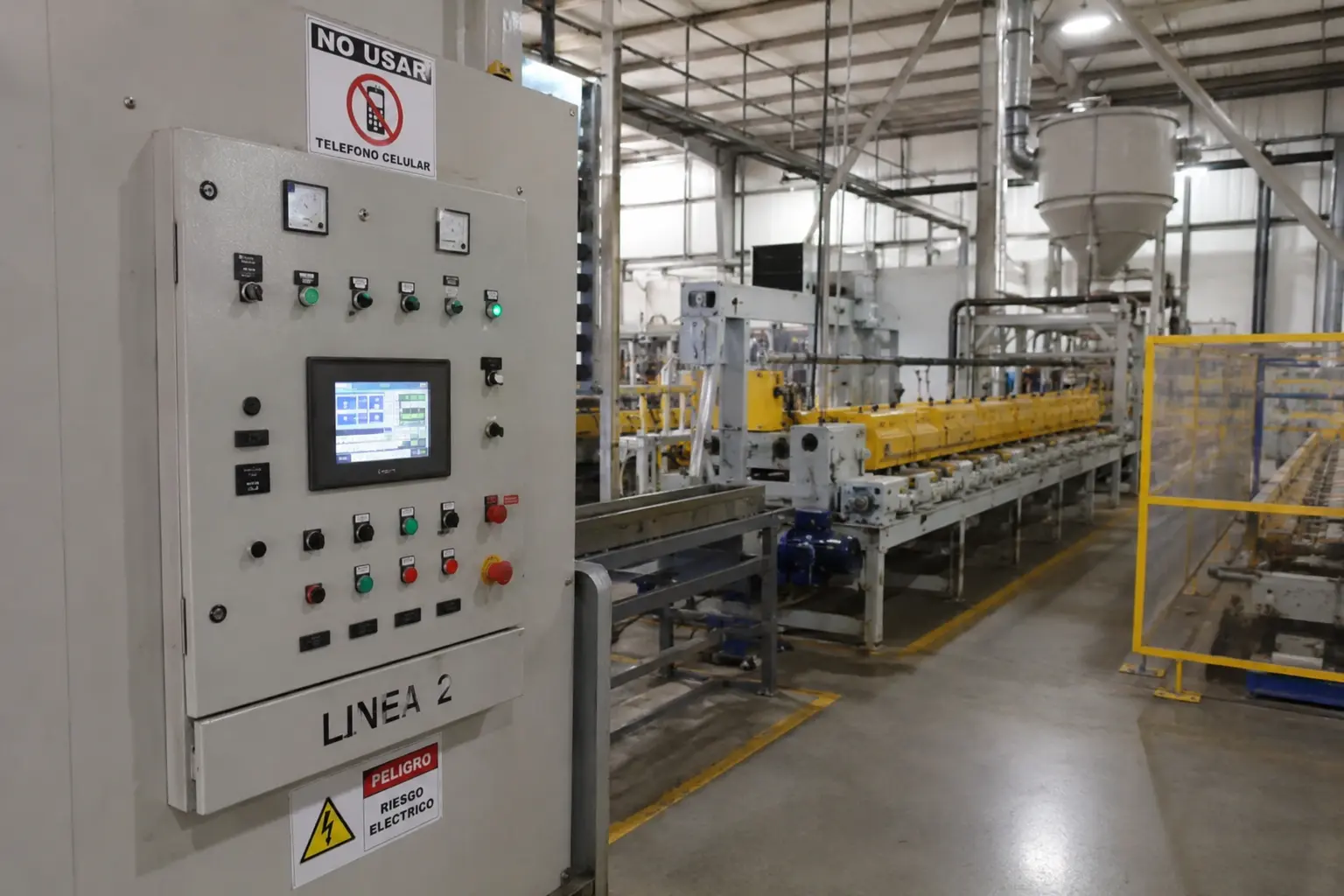 Instalación industrial con tablero eléctrico y monitoreo energético por línea de producción
